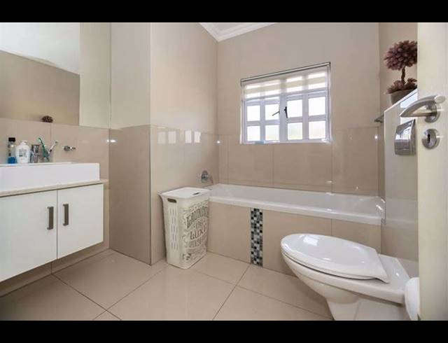 3 BEDROOM TOWNHOUSE FOR SALE IN EDGEMOUNT ESTATE